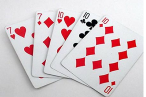 Diese lustige und schnelle Poker-Variante, Three Card Poker, hat aufgrund ihrer Geschwindigkeit viel Popularität in Casinos erlangt. Der Dealer verteilt drei Karten an jeden Spieler und auch an das Haus. Die Auszahlungen variieren je nach Händlerkarte.King High qualifiziert den Dealer und zahlt die höchsten Renditen